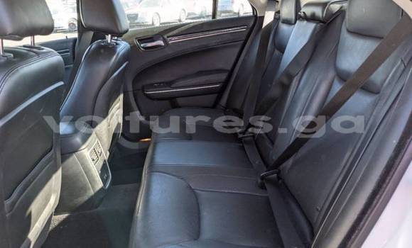 Sayi Imported Chrysler 300 White Mota in Kango a estuary Sayi Imported Chrysler 300 White Mota in Kango a estuary