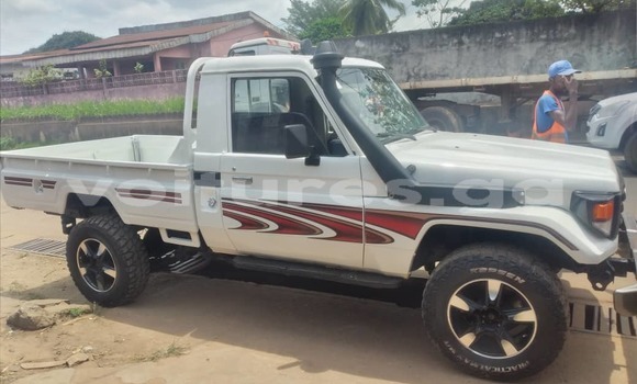 Sayi Na hannu Toyota Land Cruiser White Mota in Libreville a estuary