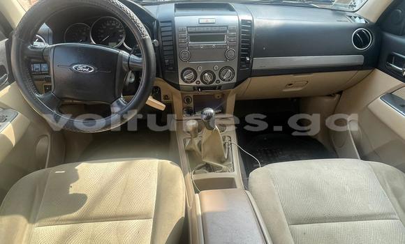 Sayi Na hannu Ford Everest White Mota in Libreville a estuary Sayi Na hannu Ford Everest White Mota in Libreville a estuary