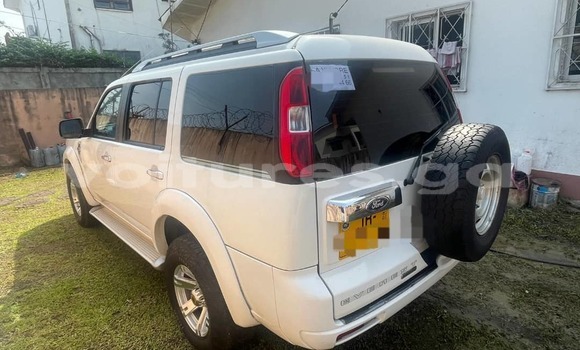 Sayi Na hannu Ford Everest White Mota in Libreville a estuary Sayi Na hannu Ford Everest White Mota in Libreville a estuary