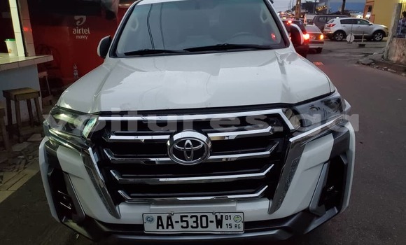 Sayi Imported Toyota Land Cruiser Prado White Mota in Libreville a estuary