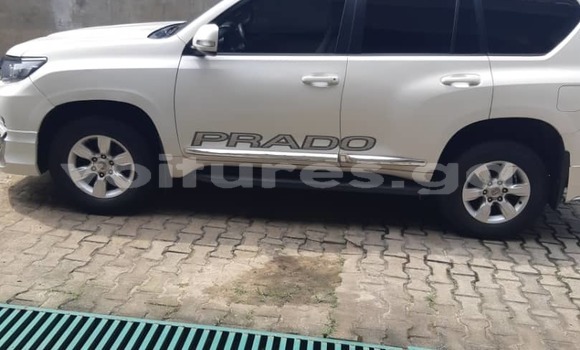 Sayi Na hannu Toyota Prado White Mota in Libreville a estuary Sayi Na hannu Toyota Prado White Mota in Libreville a estuary