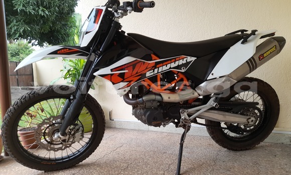 Sayi Na hannu KTM 690 White Motsi in Port Gentil a Ogooué-Maritime Sayi Na hannu KTM 690 White Motsi in Port Gentil a Ogooué-Maritime