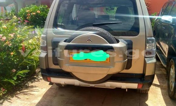 Sayi Na hannu Mitsubishi Pajero M Mota in Libreville a estuary Sayi Na hannu Mitsubishi Pajero M Mota in Libreville a estuary