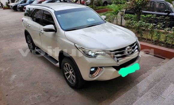 Sayi Na hannu Toyota Fortuner White Mota in Libreville a estuary Sayi Na hannu Toyota Fortuner White Mota in Libreville a estuary