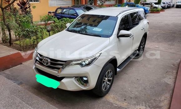 Sayi Na hannu Toyota Fortuner White Mota in Libreville a estuary Sayi Na hannu Toyota Fortuner White Mota in Libreville a estuary