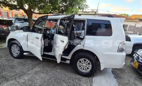 Sayi Na hannu Mitsubishi Pajero White Mota in Libreville a estuary Sayi Na hannu Mitsubishi Pajero White Mota in Libreville a estuary