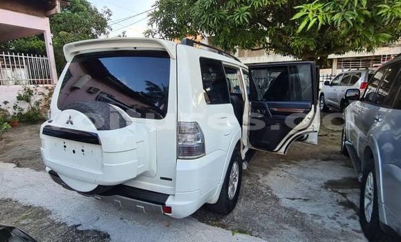 Sayi Na hannu Mitsubishi Pajero White Mota in Libreville a estuary Sayi Na hannu Mitsubishi Pajero White Mota in Libreville a estuary
