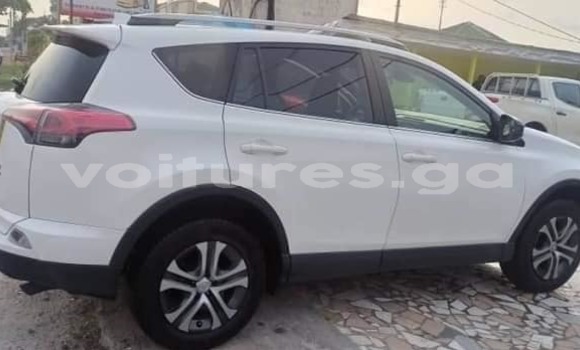 Acheter Occasion Voiture Toyota RAV4 Blanc à Port–Gentil, Ogooué-Maritime Acheter Occasion Voiture Toyota RAV4 Blanc à Port–Gentil, Ogooué-Maritime