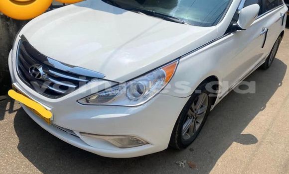 Sayi Na hannu Hyundai Sonata White Mota in Libreville a estuary Sayi Na hannu Hyundai Sonata White Mota in Libreville a estuary