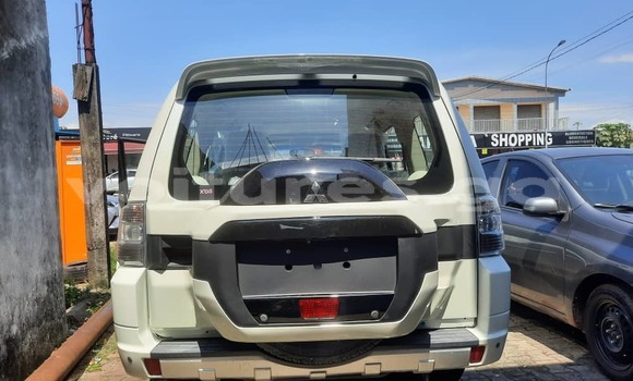 Sayi Na hannu Mitsubishi Pajero White Mota in Libreville a estuary Sayi Na hannu Mitsubishi Pajero White Mota in Libreville a estuary