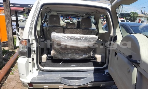 Sayi Na hannu Mitsubishi Pajero White Mota in Libreville a estuary Sayi Na hannu Mitsubishi Pajero White Mota in Libreville a estuary