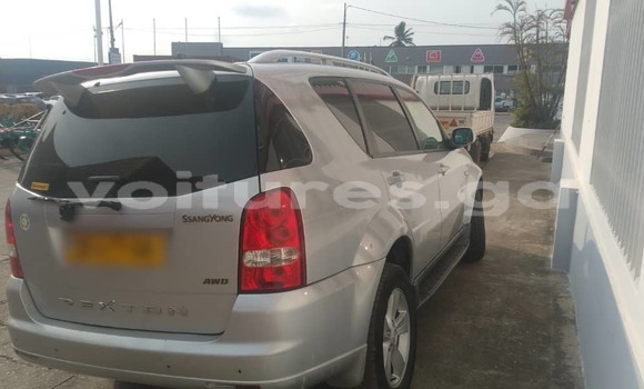 Sayi Na hannu SsangYong Rexton Azurfa Mota in Libreville a estuary Sayi Na hannu SsangYong Rexton Azurfa Mota in Libreville a estuary