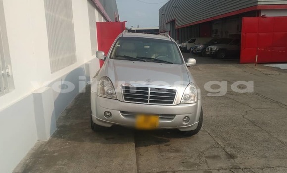 Sayi Na hannu SsangYong Rexton Azurfa Mota in Libreville a estuary Sayi Na hannu SsangYong Rexton Azurfa Mota in Libreville a estuary