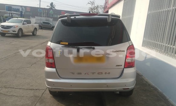 Sayi Na hannu SsangYong Rexton Azurfa Mota in Libreville a estuary Sayi Na hannu SsangYong Rexton Azurfa Mota in Libreville a estuary