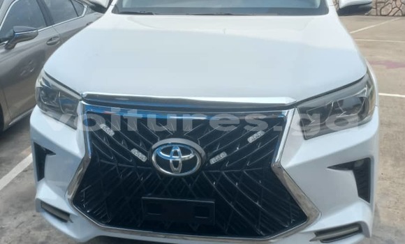 Sayi Na hannu Toyota Hilux White Mota in Libreville a estuary Sayi Na hannu Toyota Hilux White Mota in Libreville a estuary