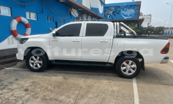 Sayi Na hannu Toyota Hilux White Mota in Libreville a estuary Sayi Na hannu Toyota Hilux White Mota in Libreville a estuary