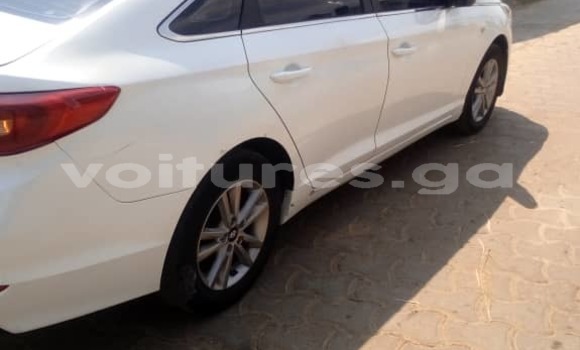 Sayi Na hannu Hyundai Sonata White Mota in Libreville a estuary Sayi Na hannu Hyundai Sonata White Mota in Libreville a estuary