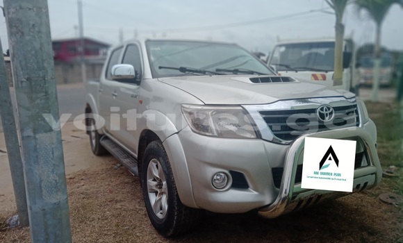 Sayi Na hannu Toyota Hilux Azurfa Mota in Libreville a estuary Sayi Na hannu Toyota Hilux Azurfa Mota in Libreville a estuary