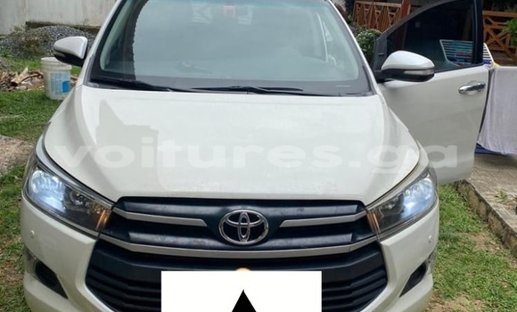 Sayi Imported Toyota Innova White Mota in Libreville a estuary