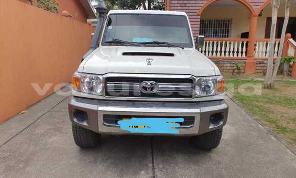 Sayi Na hannu Toyota Land Cruiser White Mota in Libreville a estuary Sayi Na hannu Toyota Land Cruiser White Mota in Libreville a estuary