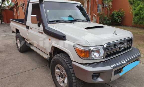 Sayi Na hannu Toyota Land Cruiser White Mota in Libreville a estuary Sayi Na hannu Toyota Land Cruiser White Mota in Libreville a estuary