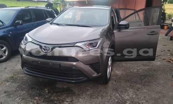 Sayi Na hannu Toyota RAV4 Brown Mota in Libreville a estuary Sayi Na hannu Toyota RAV4 Brown Mota in Libreville a estuary