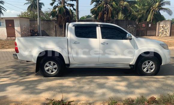 Sayi Na hannu Toyota Hilux White Mota in Libreville a estuary Sayi Na hannu Toyota Hilux White Mota in Libreville a estuary