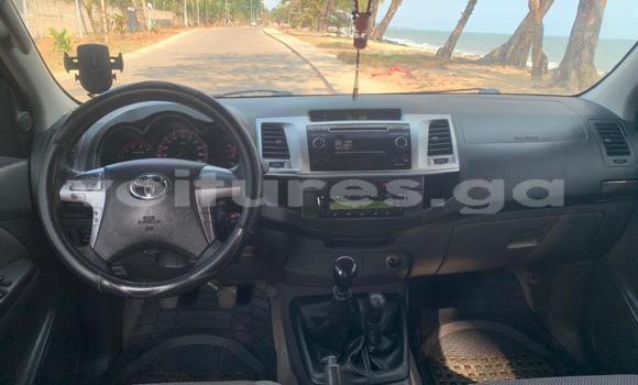 Sayi Na hannu Toyota Hilux White Mota in Libreville a estuary Sayi Na hannu Toyota Hilux White Mota in Libreville a estuary