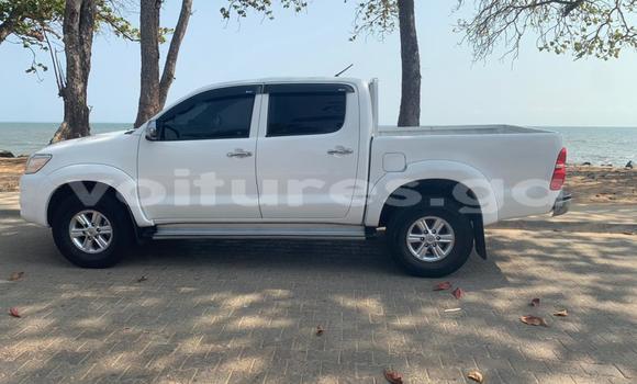 Sayi Na hannu Toyota Hilux White Mota in Libreville a estuary Sayi Na hannu Toyota Hilux White Mota in Libreville a estuary