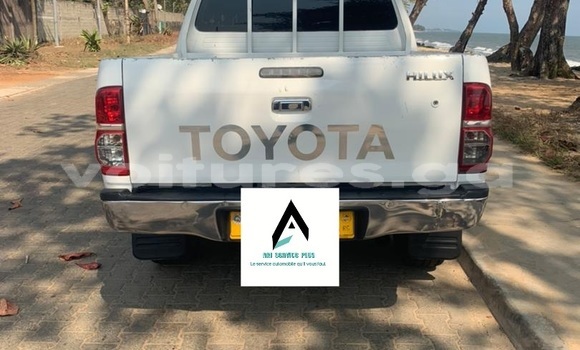 Sayi Na hannu Toyota Hilux White Mota in Libreville a estuary Sayi Na hannu Toyota Hilux White Mota in Libreville a estuary