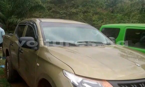 Sayi Na hannu Mitsubishi L200 Green Mota in Libreville a estuary Sayi Na hannu Mitsubishi L200 Green Mota in Libreville a estuary