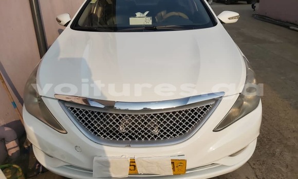 Sayi Sabo Hyundai Sonata White Mota in Libreville a estuary Sayi Sabo Hyundai Sonata White Mota in Libreville a estuary