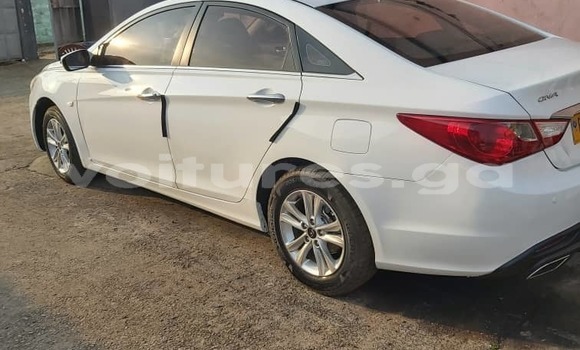 Sayi Sabo Hyundai Sonata White Mota in Libreville a estuary Sayi Sabo Hyundai Sonata White Mota in Libreville a estuary