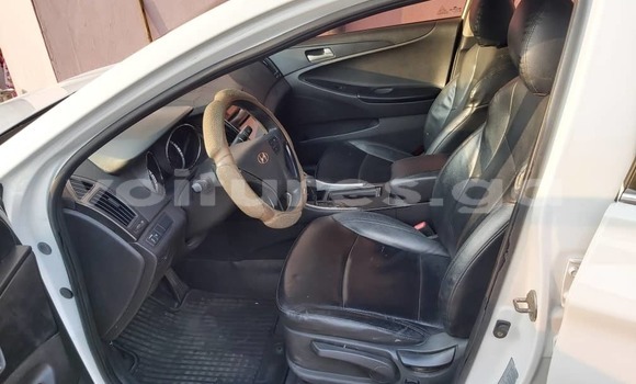 Sayi Sabo Hyundai Sonata White Mota in Libreville a estuary Sayi Sabo Hyundai Sonata White Mota in Libreville a estuary