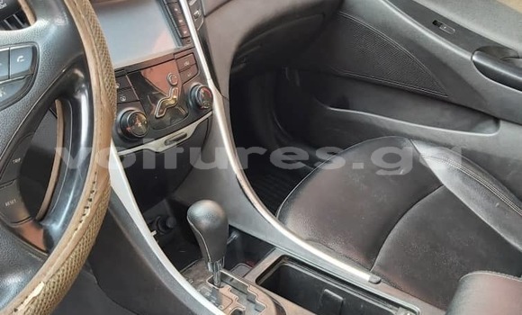 Sayi Sabo Hyundai Sonata White Mota in Libreville a estuary Sayi Sabo Hyundai Sonata White Mota in Libreville a estuary