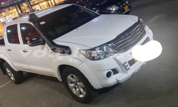 Sayi Na hannu Toyota Hilux White Mota in Libreville a estuary Sayi Na hannu Toyota Hilux White Mota in Libreville a estuary