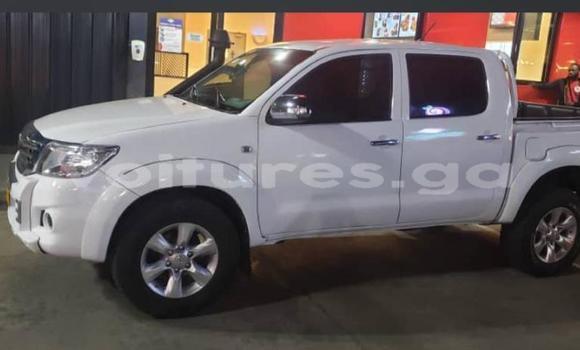 Sayi Na hannu Toyota Hilux White Mota in Libreville a estuary Sayi Na hannu Toyota Hilux White Mota in Libreville a estuary