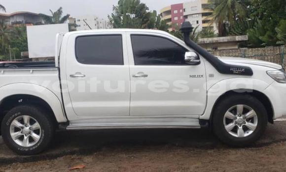 Sayi Na hannu Toyota Hilux White Mota in Libreville a estuary Sayi Na hannu Toyota Hilux White Mota in Libreville a estuary