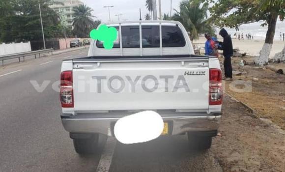 Sayi Na hannu Toyota Hilux White Mota in Libreville a estuary Sayi Na hannu Toyota Hilux White Mota in Libreville a estuary