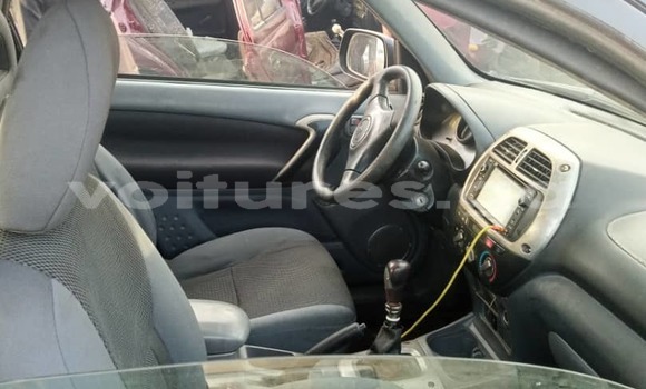 Sayi Na hannu Toyota RAV4 Blue Mota in Libreville a estuary Sayi Na hannu Toyota RAV4 Blue Mota in Libreville a estuary