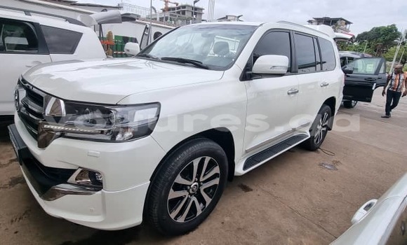 Sayi Imported Toyota Land Cruiser White Mota in Libreville a estuary Sayi Imported Toyota Land Cruiser White Mota in Libreville a estuary