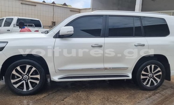 Sayi Imported Toyota Land Cruiser White Mota in Libreville a estuary Sayi Imported Toyota Land Cruiser White Mota in Libreville a estuary
