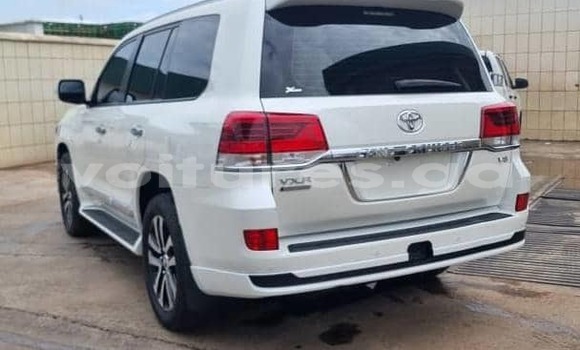 Sayi Imported Toyota Land Cruiser White Mota in Libreville a estuary Sayi Imported Toyota Land Cruiser White Mota in Libreville a estuary