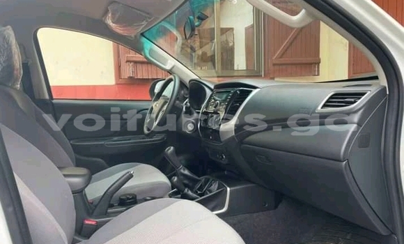 Sayi Na hannu Mitsubishi L200 White Mota in Libreville a estuary Sayi Na hannu Mitsubishi L200 White Mota in Libreville a estuary