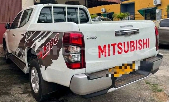 Sayi Na hannu Mitsubishi L200 White Mota in Libreville a estuary Sayi Na hannu Mitsubishi L200 White Mota in Libreville a estuary