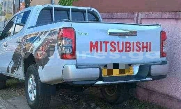 Sayi Na hannu Mitsubishi L200 White Mota in Libreville a estuary Sayi Na hannu Mitsubishi L200 White Mota in Libreville a estuary