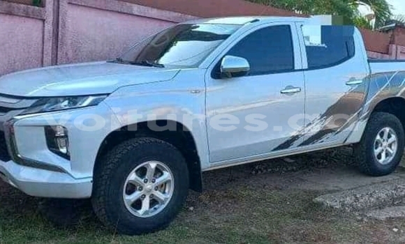 Sayi Na hannu Mitsubishi L200 White Mota in Libreville a estuary Sayi Na hannu Mitsubishi L200 White Mota in Libreville a estuary