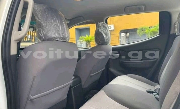 Sayi Na hannu Mitsubishi L200 White Mota in Libreville a estuary Sayi Na hannu Mitsubishi L200 White Mota in Libreville a estuary