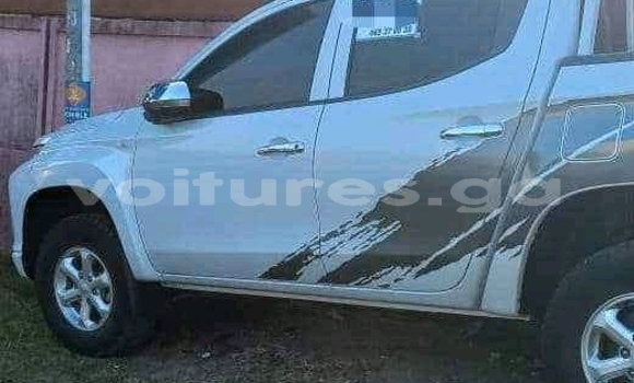 Sayi Na hannu Mitsubishi L200 White Mota in Libreville a estuary Sayi Na hannu Mitsubishi L200 White Mota in Libreville a estuary